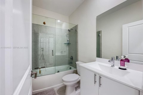 Adosado en venta en Doral, Florida, 3 dormitorios, 149.02 m2 № 1993760 - foto 16