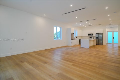 Casa en venta en Miami, Florida, 4 dormitorios, 254.65 m2 № 1752993 - foto 8
