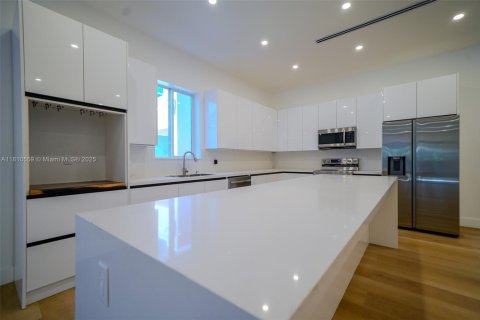 Casa en venta en Miami, Florida, 4 dormitorios, 254.65 m2 № 1752993 - foto 9