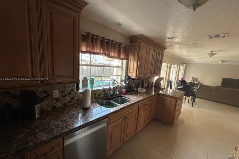 House in Cutler Bay, Florida 5 bedrooms, 261.98 sq.m. № 1840725 - photo 3