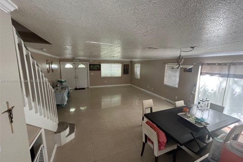 House in Cutler Bay, Florida 5 bedrooms, 261.98 sq.m. № 1840725 - photo 2
