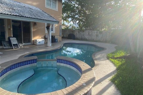 House in Cutler Bay, Florida 5 bedrooms, 261.98 sq.m. № 1840725 - photo 5