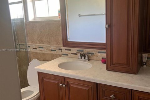House in Cutler Bay, Florida 5 bedrooms, 261.98 sq.m. № 1840725 - photo 8