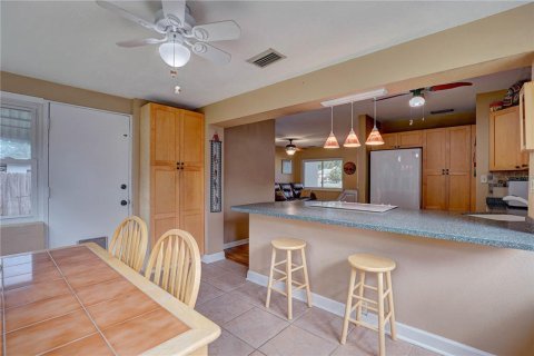 House in Saint Petersburg, Florida 3 bedrooms, 128.95 sq.m. № 1899988 - photo 14