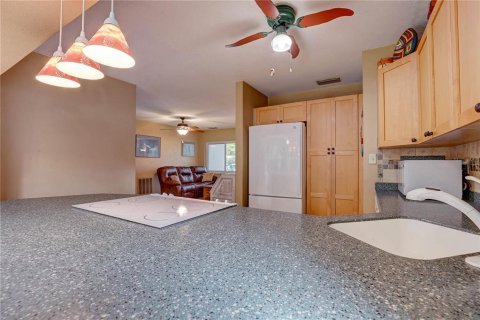House in Saint Petersburg, Florida 3 bedrooms, 128.95 sq.m. № 1899988 - photo 13