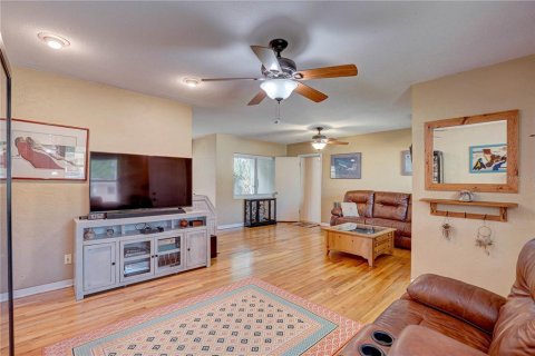 House in Saint Petersburg, Florida 3 bedrooms, 128.95 sq.m. № 1899988 - photo 10