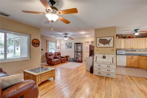 House in Saint Petersburg, Florida 3 bedrooms, 128.95 sq.m. № 1899988 - photo 7