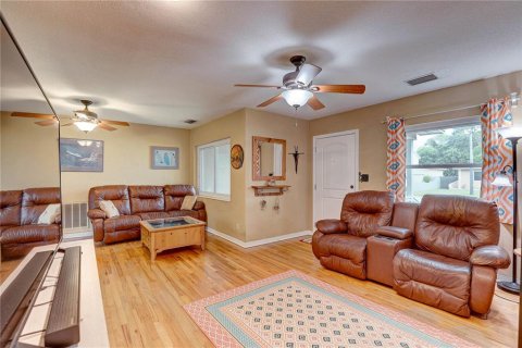 House in Saint Petersburg, Florida 3 bedrooms, 128.95 sq.m. № 1899988 - photo 2
