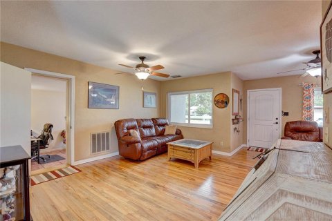 House in Saint Petersburg, Florida 3 bedrooms, 128.95 sq.m. № 1899988 - photo 8