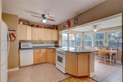 House in Saint Petersburg, Florida 3 bedrooms, 128.95 sq.m. № 1899988 - photo 4