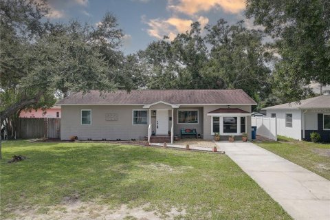 House in Saint Petersburg, Florida 3 bedrooms, 128.95 sq.m. № 1899988 - photo 1