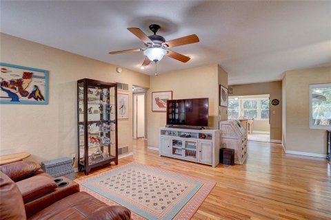 House in Saint Petersburg, Florida 3 bedrooms, 128.95 sq.m. № 1899988 - photo 9