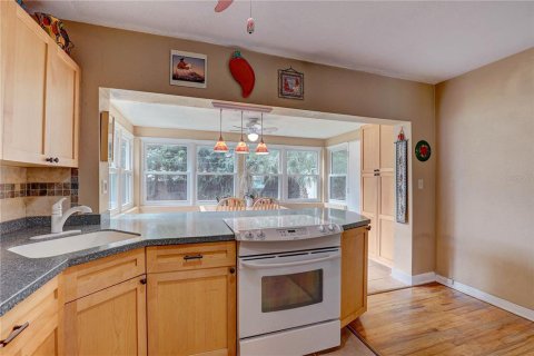 House in Saint Petersburg, Florida 3 bedrooms, 128.95 sq.m. № 1899988 - photo 12
