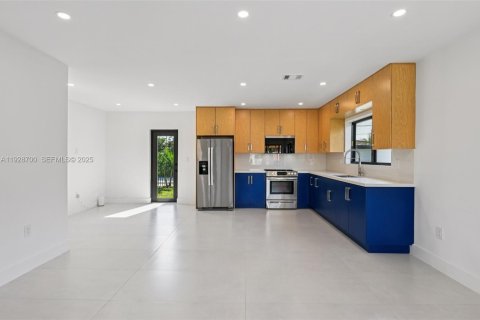 Снять в аренду виллу или дом в Корал-Гейблс, Флорида 3 спальни, 163.97м2, № 1987188 - фото 8