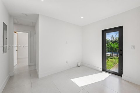 Снять в аренду виллу или дом в Корал-Гейблс, Флорида 3 спальни, 163.97м2, № 1987188 - фото 5