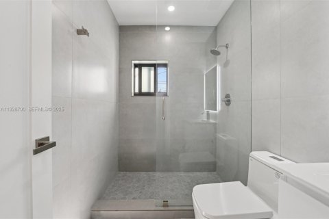 Снять в аренду виллу или дом в Корал-Гейблс, Флорида 3 спальни, 163.97м2, № 1987188 - фото 15