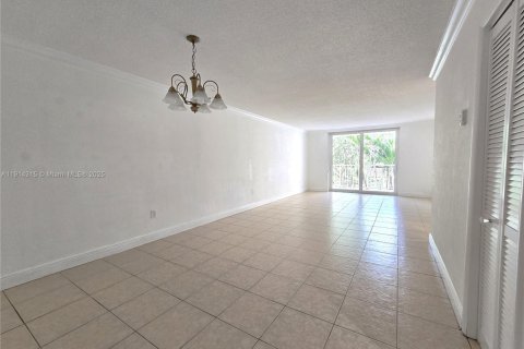 Condo in Hialeah, Florida, 1 bedroom № 2082423 - photo 6