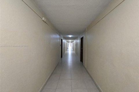 Condo in Hialeah, Florida, 1 bedroom № 2082423 - photo 20