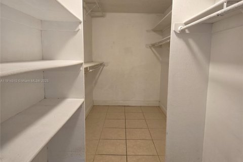 Condo in Hialeah, Florida, 1 bedroom № 2082423 - photo 14