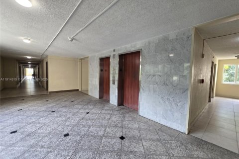 Condo in Hialeah, Florida, 1 bedroom № 2082423 - photo 21