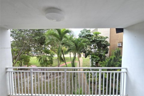 Condo in Hialeah, Florida, 1 bedroom № 2082423 - photo 8