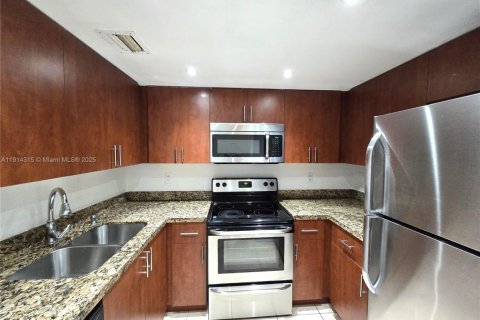 Condo in Hialeah, Florida, 1 bedroom № 2082423 - photo 2