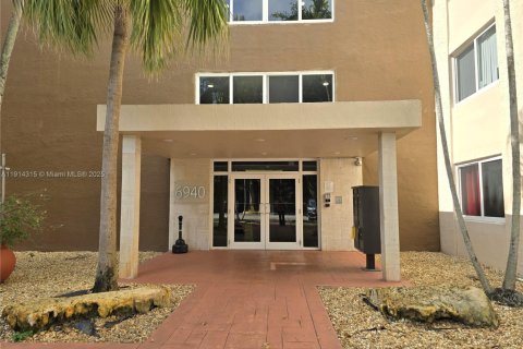 Condo in Hialeah, Florida, 1 bedroom № 2082423
