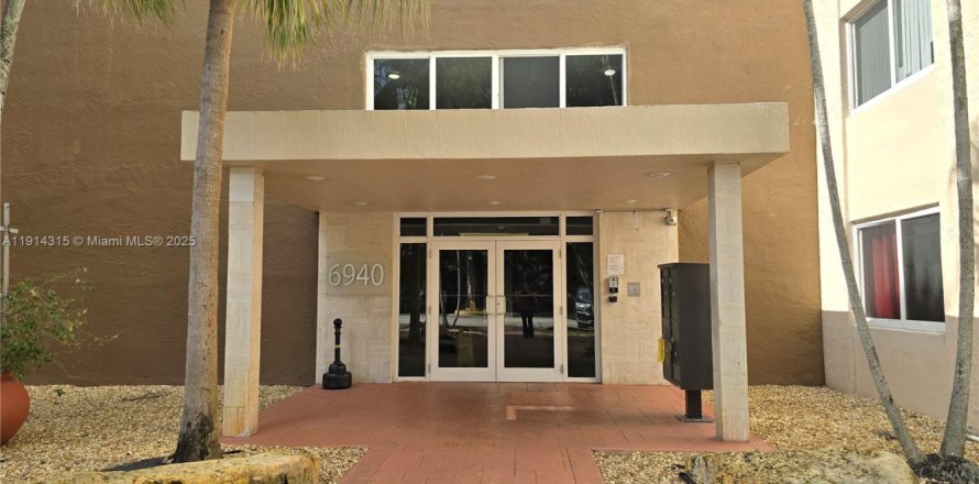 Condo in Hialeah, Florida, 1 bedroom № 2082423