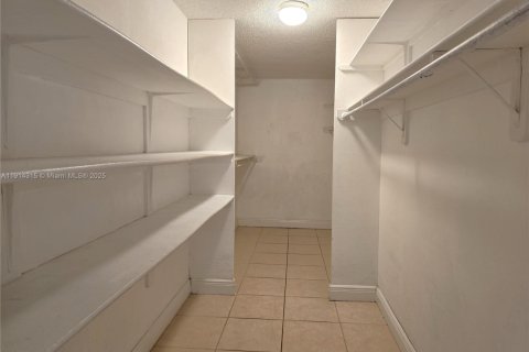 Condo in Hialeah, Florida, 1 bedroom № 2082423 - photo 13