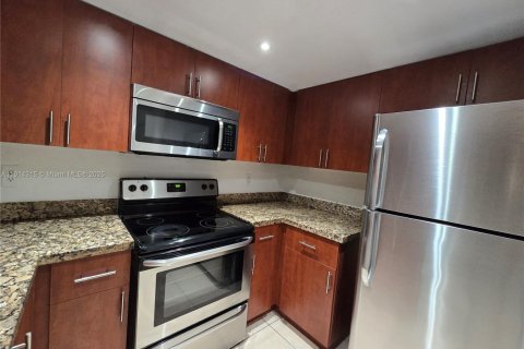 Condo in Hialeah, Florida, 1 bedroom № 2082423 - photo 4