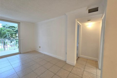 Condo in Hialeah, Florida, 1 bedroom № 2082423 - photo 9
