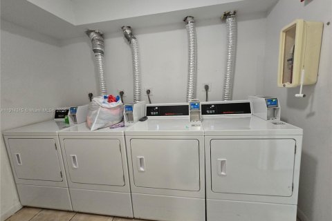 Condo in Hialeah, Florida, 1 bedroom № 2082423 - photo 23