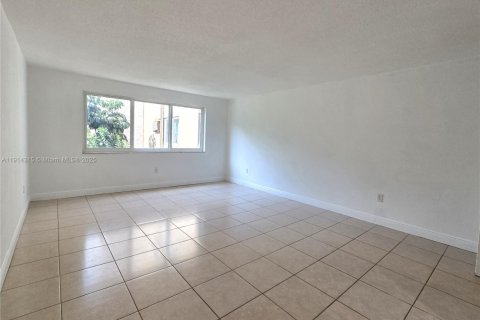 Condo in Hialeah, Florida, 1 bedroom № 2082423 - photo 11