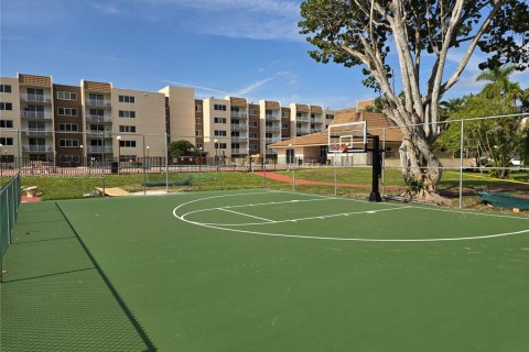 Condo in Hialeah, Florida, 1 bedroom № 2082423 - photo 30