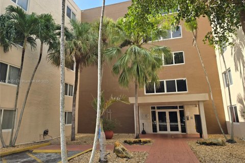 Condo in Hialeah, Florida, 1 bedroom № 2082423 - photo 25