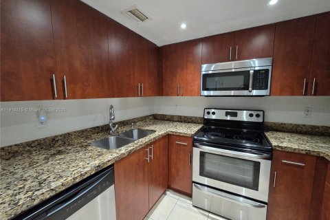 Condo in Hialeah, Florida, 1 bedroom № 2082423 - photo 3