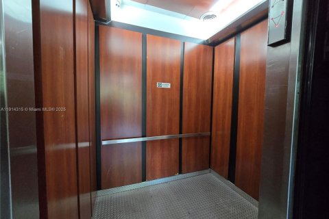 Condo in Hialeah, Florida, 1 bedroom № 2082423 - photo 24