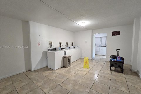Condo in Hialeah, Florida, 1 bedroom № 2082423 - photo 22