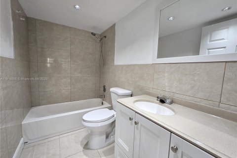 Condo in Hialeah, Florida, 1 bedroom № 2082423 - photo 12