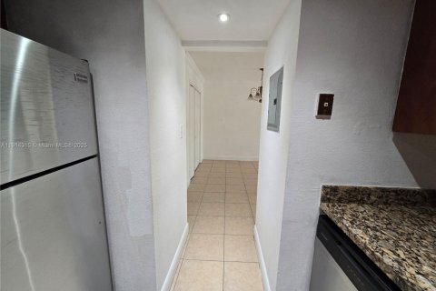 Condo in Hialeah, Florida, 1 bedroom № 2082423 - photo 5