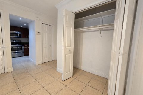 Condo in Hialeah, Florida, 1 bedroom № 2082423 - photo 18