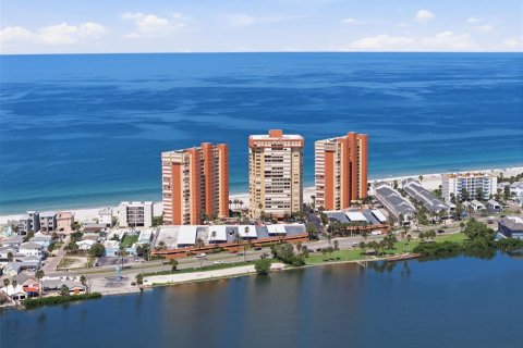 Condominio en Redington Shores, Florida, 2 dormitorios  № 2299375
