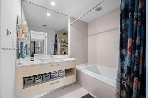 Condo in Miami, Florida, 1 bedroom  № 1973511 - photo 8