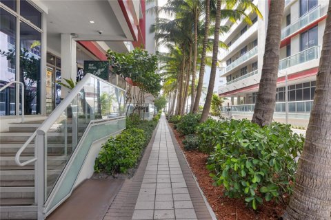 Condo in Hollywood, Florida, 1 bedroom № 2081995 - photo 22