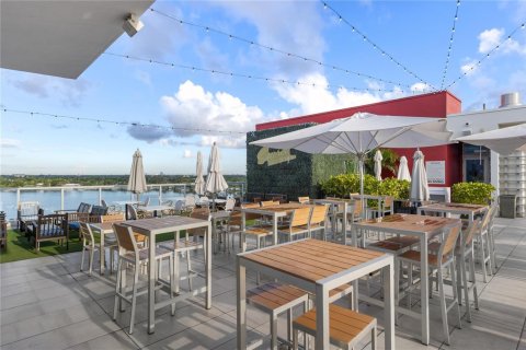 Condo in Hollywood, Florida, 1 bedroom № 2081995 - photo 17