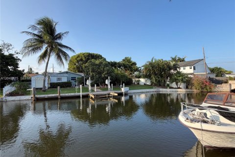 Casa en venta en Dania Beach, Florida, 3 dormitorios, 212.19 m2 № 2387978 - foto 2