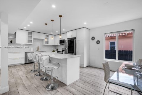 Villa ou maison à louer à El Portal, Floride: 5 chambres, 229 m2 № 1954913 - photo 3