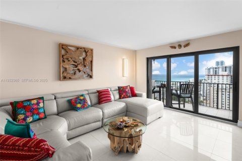 Condo in Hollywood, Florida, 2 bedrooms  № 1992287 - photo 10