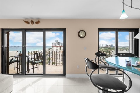 Condo in Hollywood, Florida, 2 bedrooms  № 1992287 - photo 11