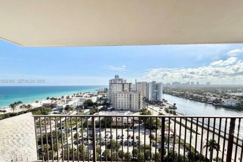 Condo in Hollywood, Florida, 2 bedrooms  № 1992287 - photo 1